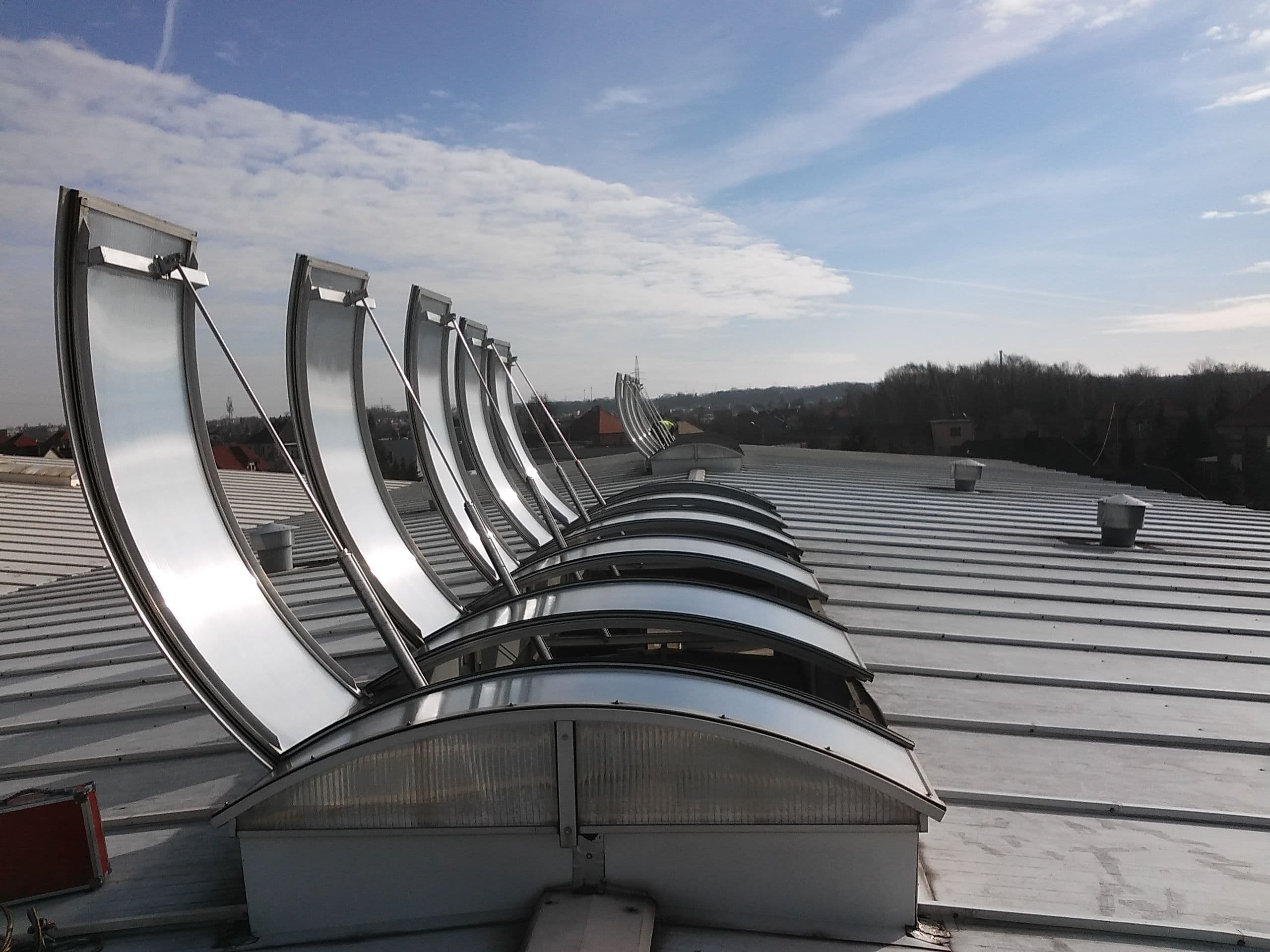 Klapy dymowe wbudowane w pasma świetlne